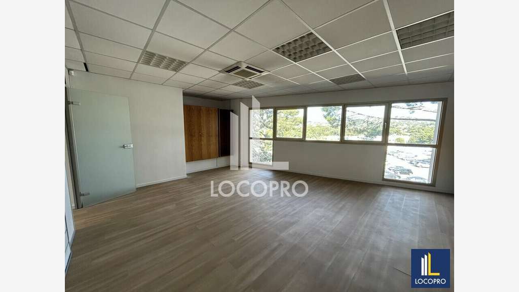 A louer bureaux de 284m² en R+1 le Cannet