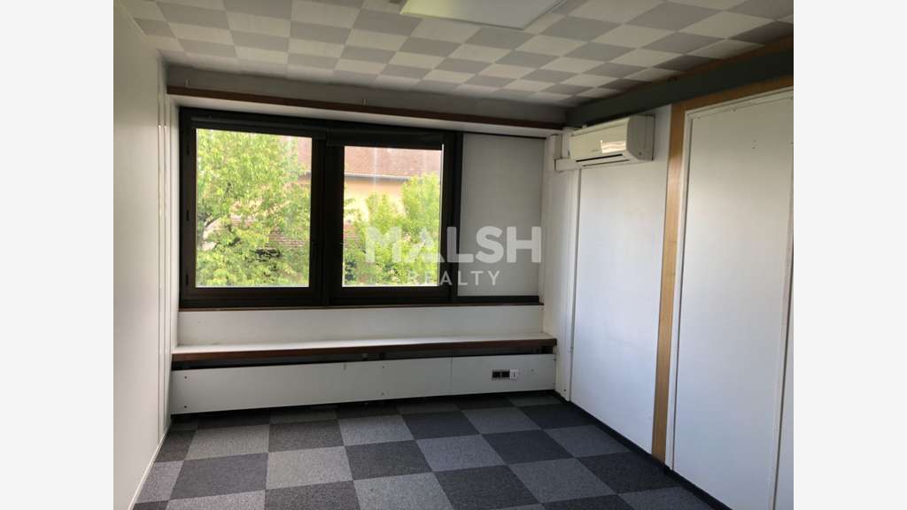 Loue bureaux divisibles 372m² à Decines Charpieu