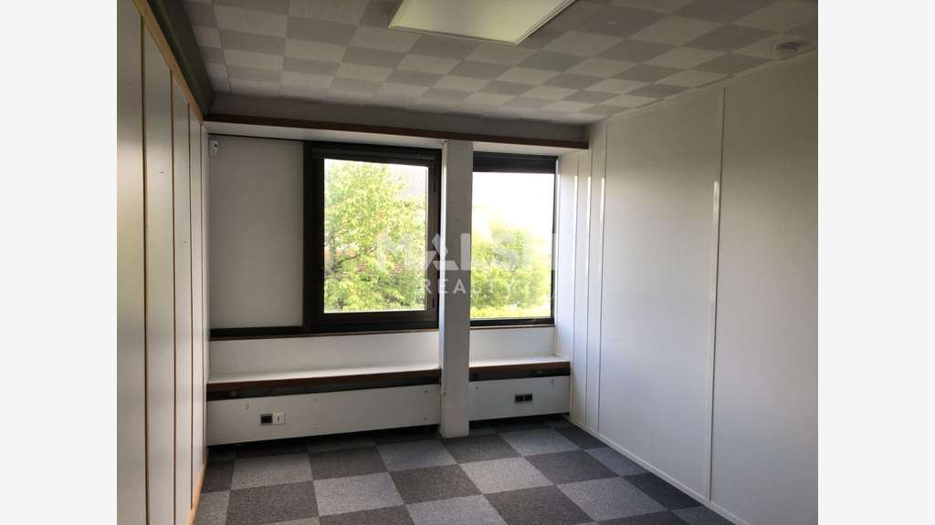 Loue bureaux divisibles 372m² à Decines Charpieu