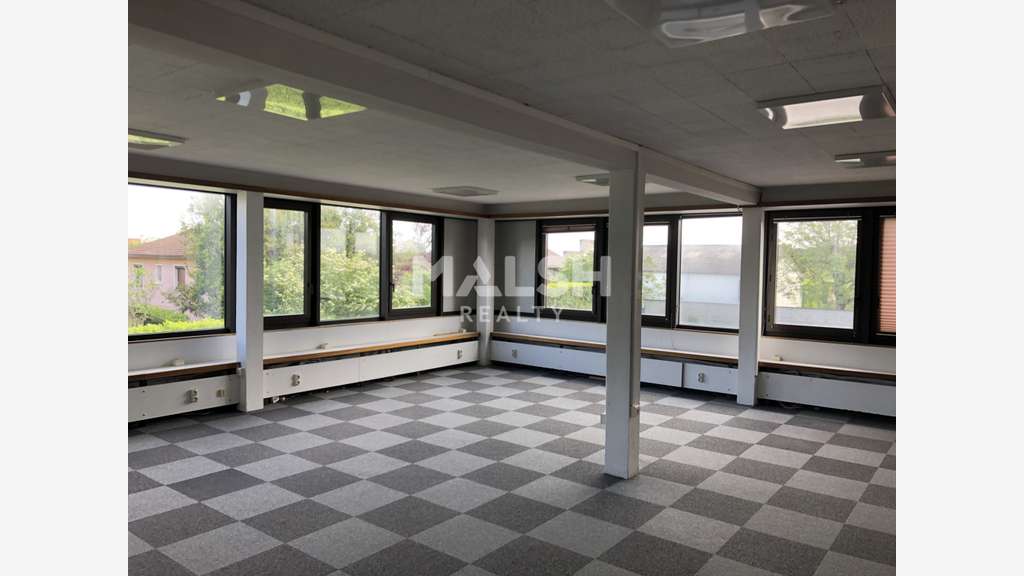 Loue bureaux divisibles 372m² à Decines Charpieu