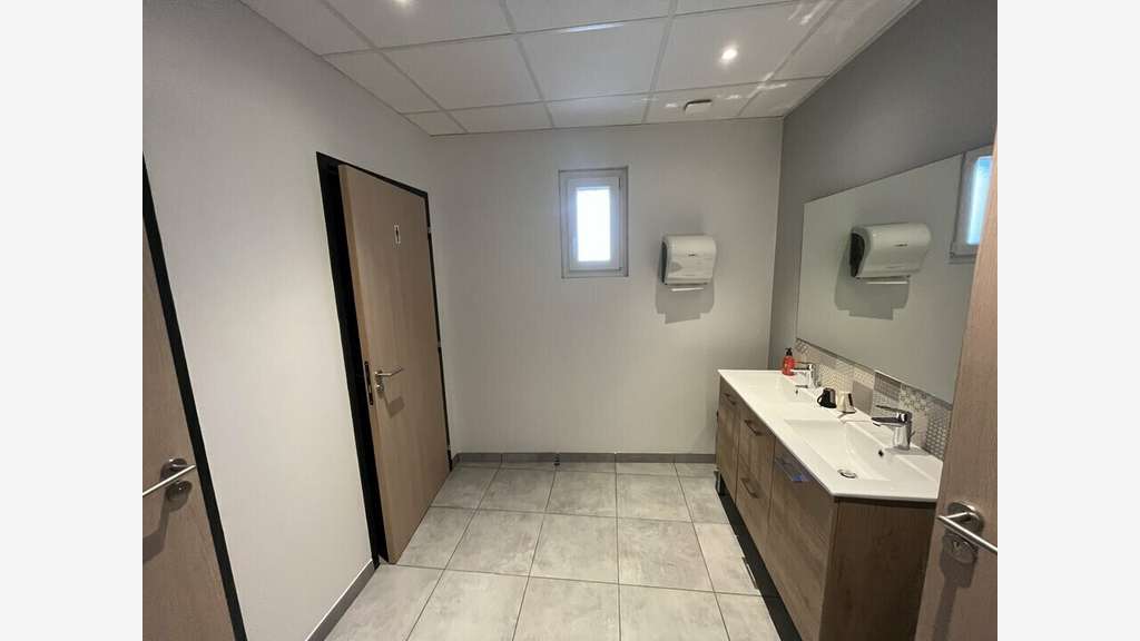 A louer bureaux neufs 112m² RDC à Décines-Charpieu