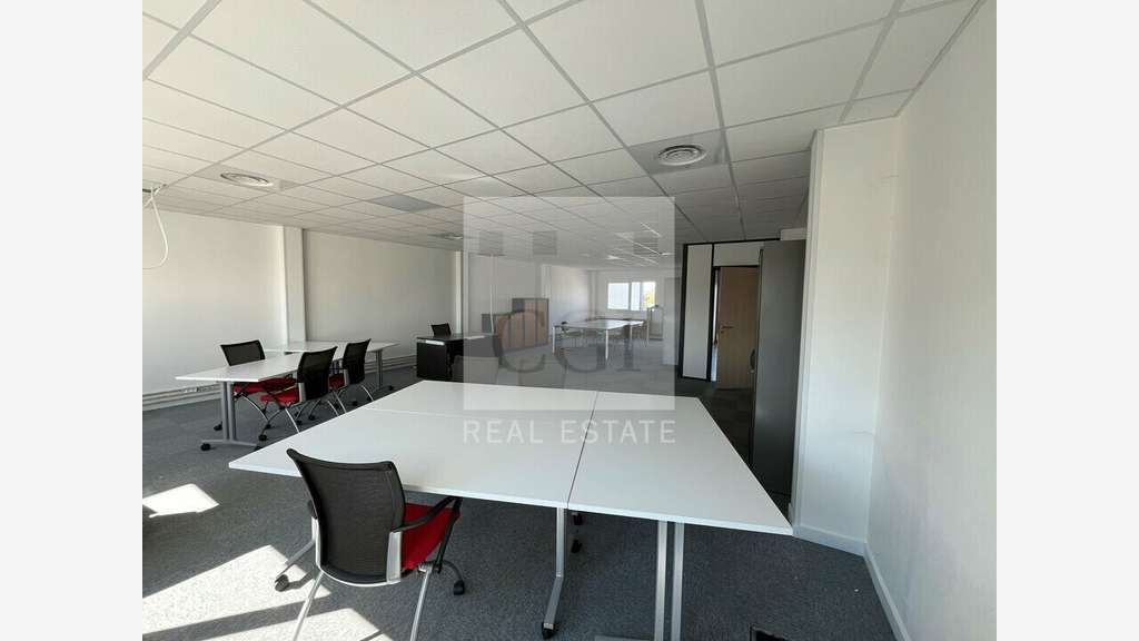 A louer bureaux neufs 112m² RDC à Décines-Charpieu