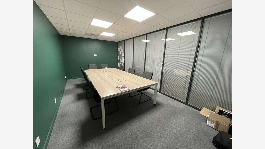 A louer bureaux neufs 112m² RDC à Décines-Charpieu