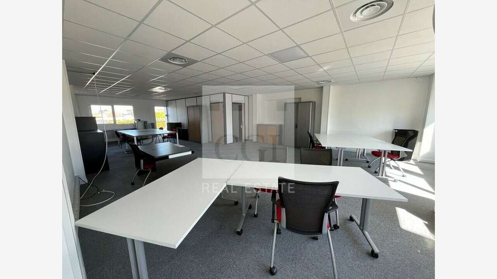 A louer bureaux neufs 112m² RDC à Décines-Charpieu