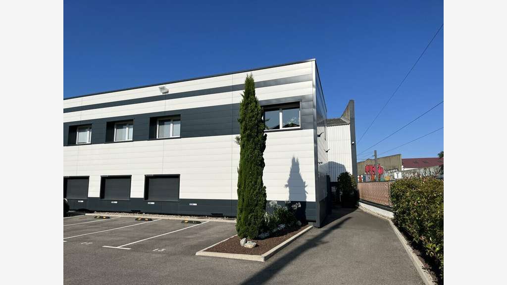 A louer bureaux neufs 112m² RDC à Décines-Charpieu
