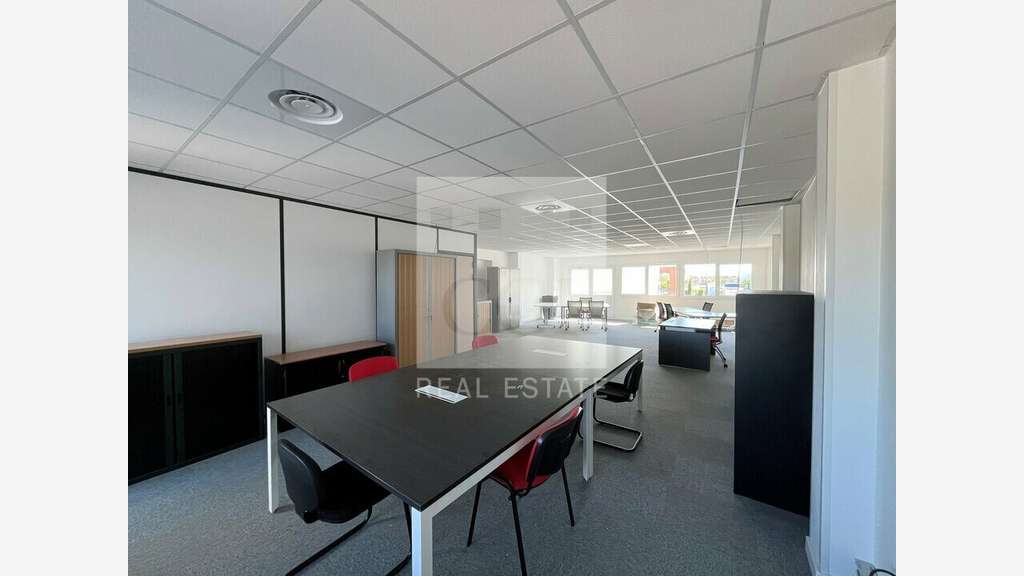 A louer bureaux neufs 112m² RDC à Décines-Charpieu