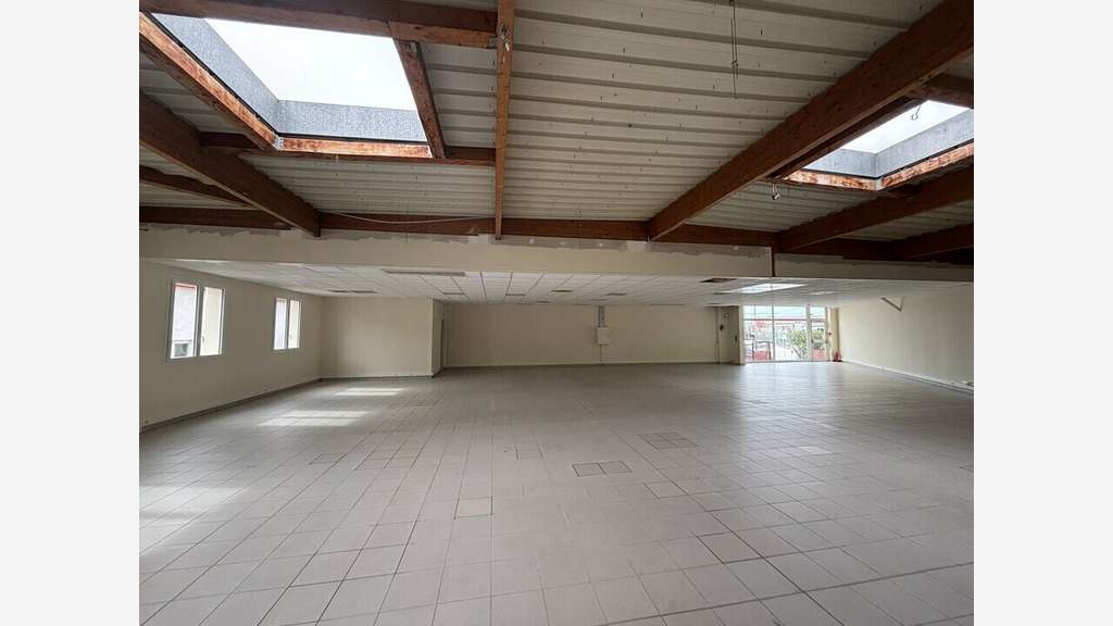 Bureaux 274m² à louer à Décines-Charpieu