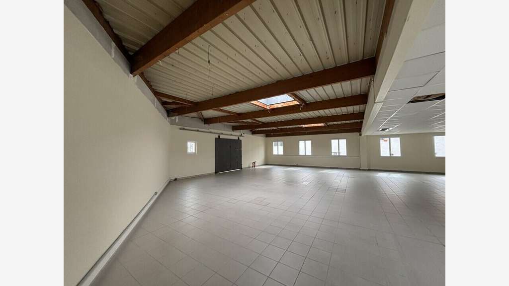 Bureaux 274m² à louer à Décines-Charpieu
