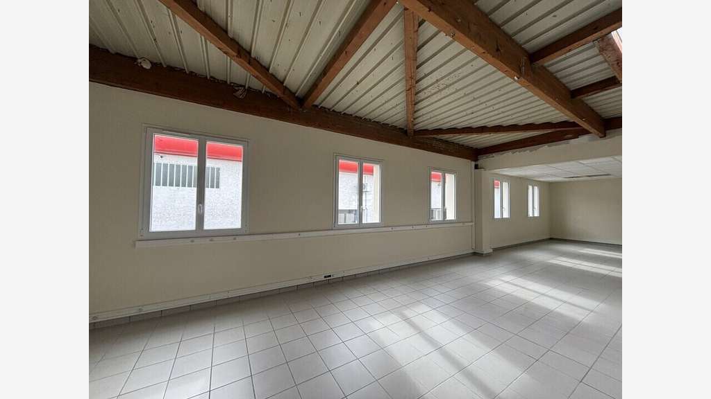 Bureaux 274m² à louer à Décines-Charpieu