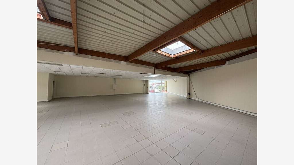 Bureaux 274m² à louer à Décines-Charpieu