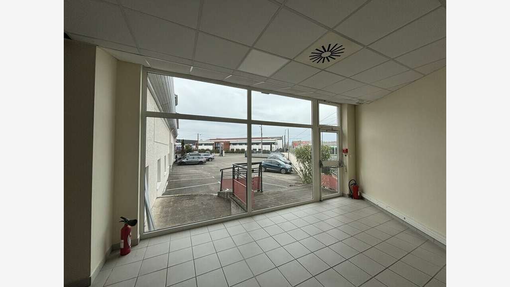 Bureaux 274m² à louer à Décines-Charpieu
