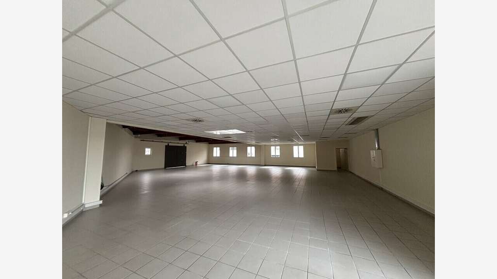 Bureaux 274m² à louer à Décines-Charpieu