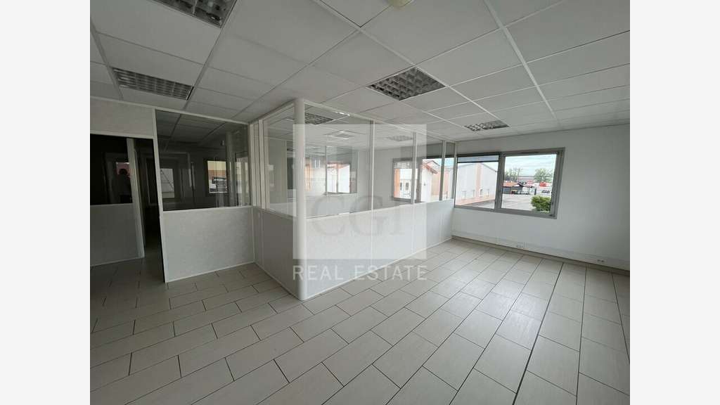 Bureaux 380m² en étage à louer à Décines-Charpieu