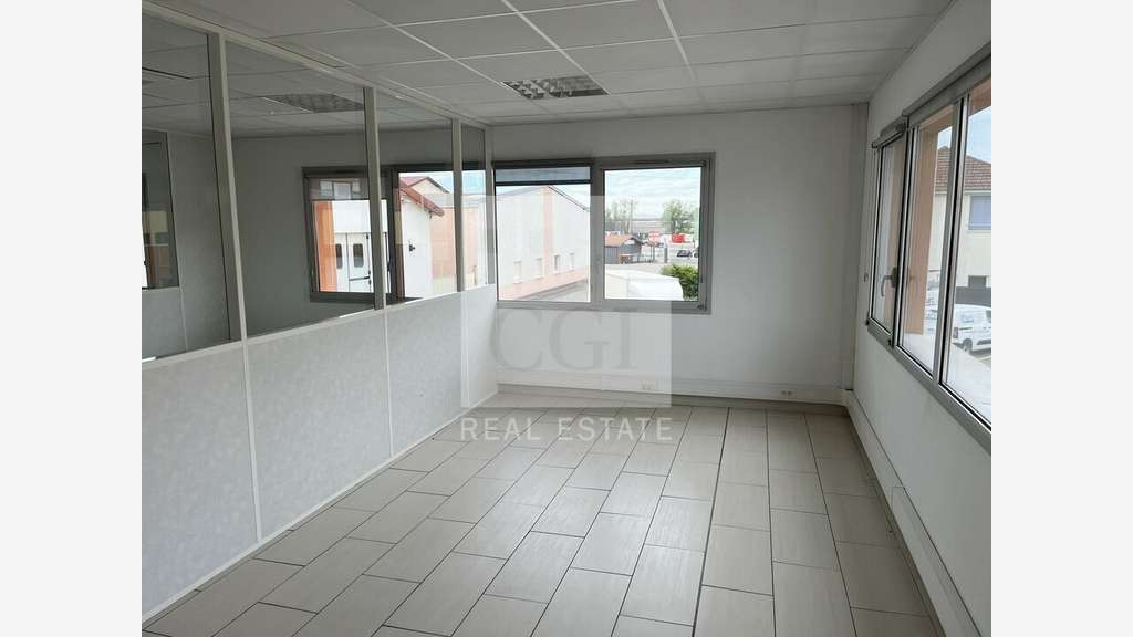 Bureaux 380m² en étage à louer à Décines-Charpieu