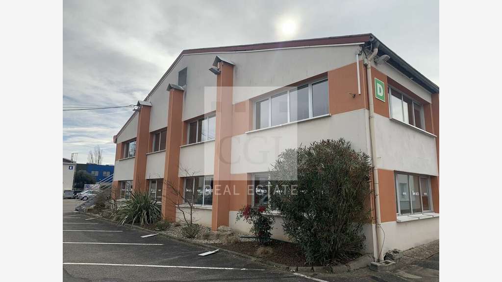 Bureaux 380m² en étage à louer à Décines-Charpieu