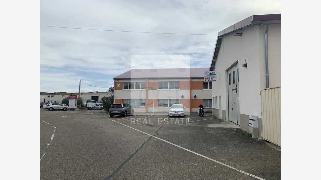 Bureaux 380m² en étage à louer à Décines-Charpieu