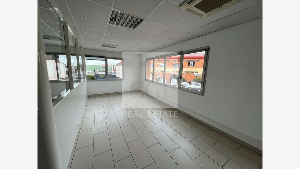 Bureaux 380m² en étage à louer à Décines-Charpieu