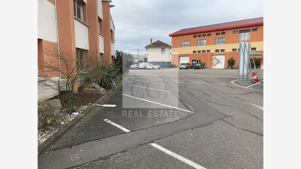 Bureaux 380m² en étage à louer à Décines-Charpieu