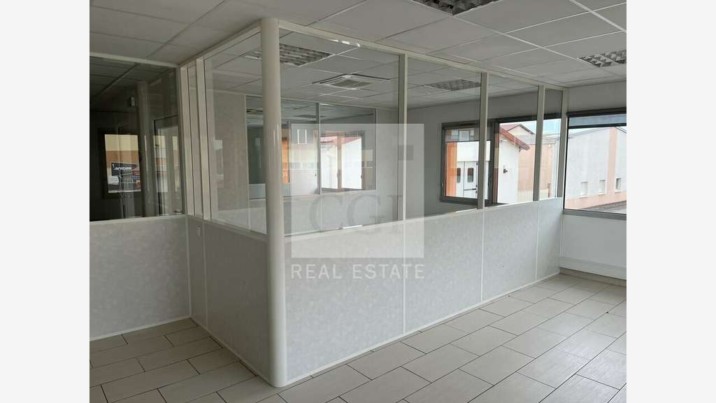 Bureaux 380m² en étage à louer à Décines-Charpieu