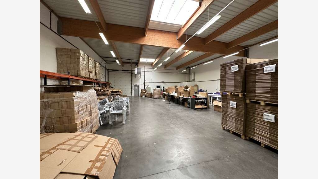Entrepôts et bureaux à louer à Décines-Charpieu