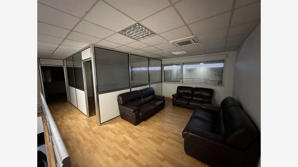 Entrepôts et bureaux à louer à Décines-Charpieu