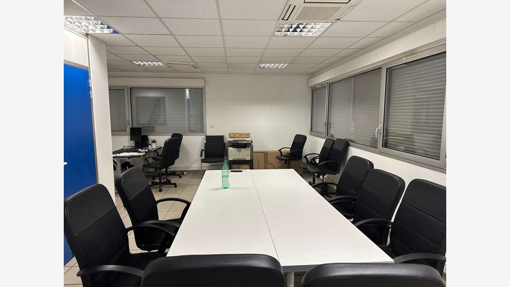 Entrepôts et bureaux à louer à Décines-Charpieu