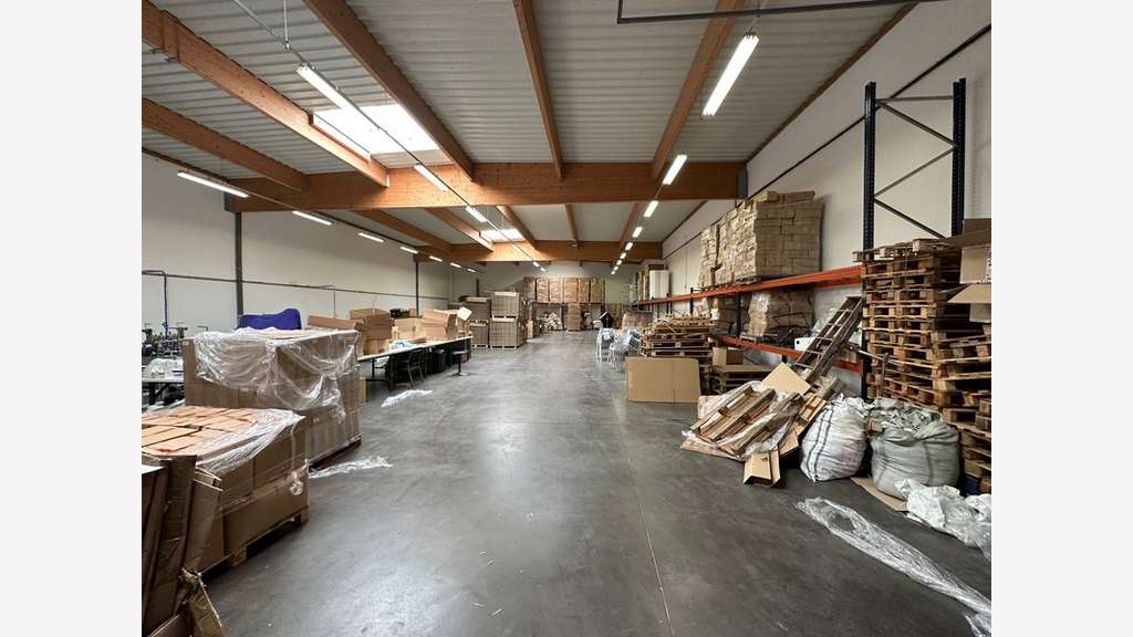 Entrepôts et bureaux à louer à Décines-Charpieu