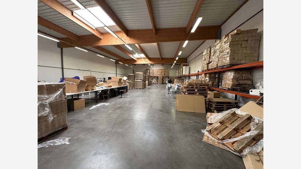 Entrepôts et bureaux à louer à Décines-Charpieu