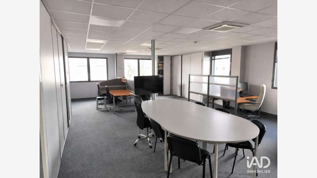 A louer bureaux de 430m² à Décines-Charpieu