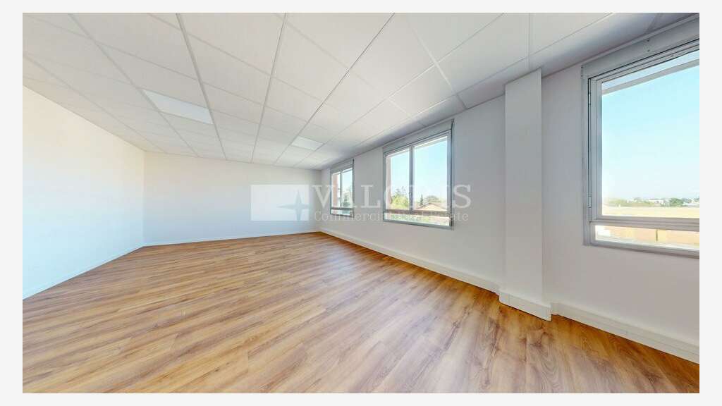 Bureaux de 113m² à louer à Décines-Charpieu centre