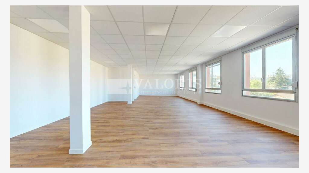 Bureaux de 113m² à louer à Décines-Charpieu centre