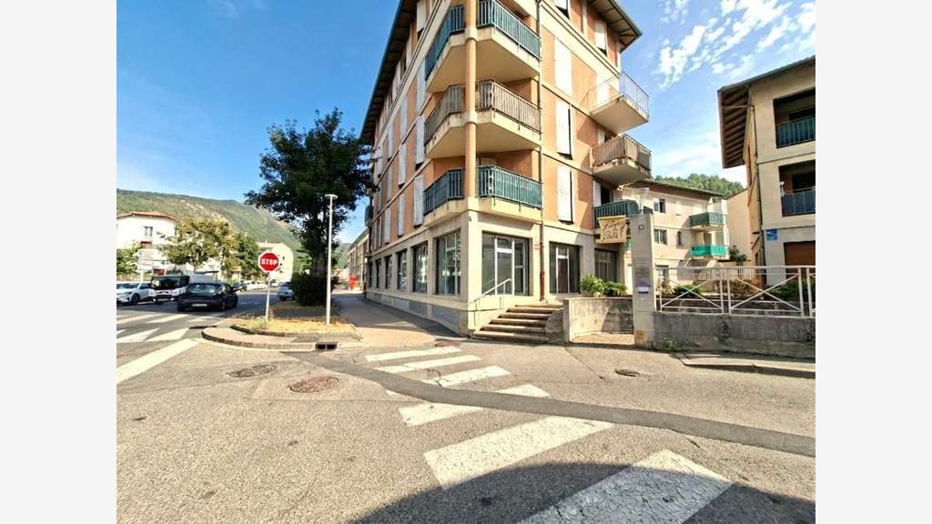 Emplacement N°1 -- Local professionnel / Bureau 