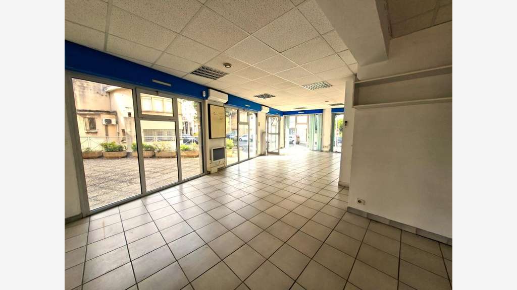 Emplacement N°1 -- Local professionnel / Bureau 
