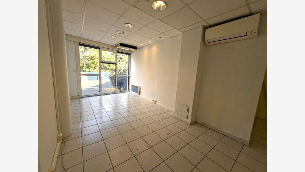 Emplacement N°1 -- Local professionnel / Bureau 