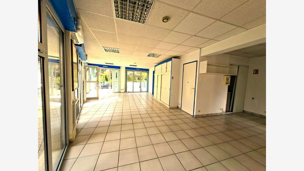 Emplacement N°1 -- Local professionnel / Bureau 