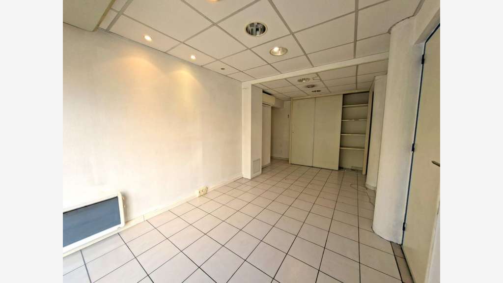 Emplacement N°1 -- Local professionnel / Bureau 