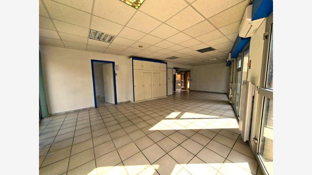 Emplacement N°1 -- Local professionnel / Bureau 