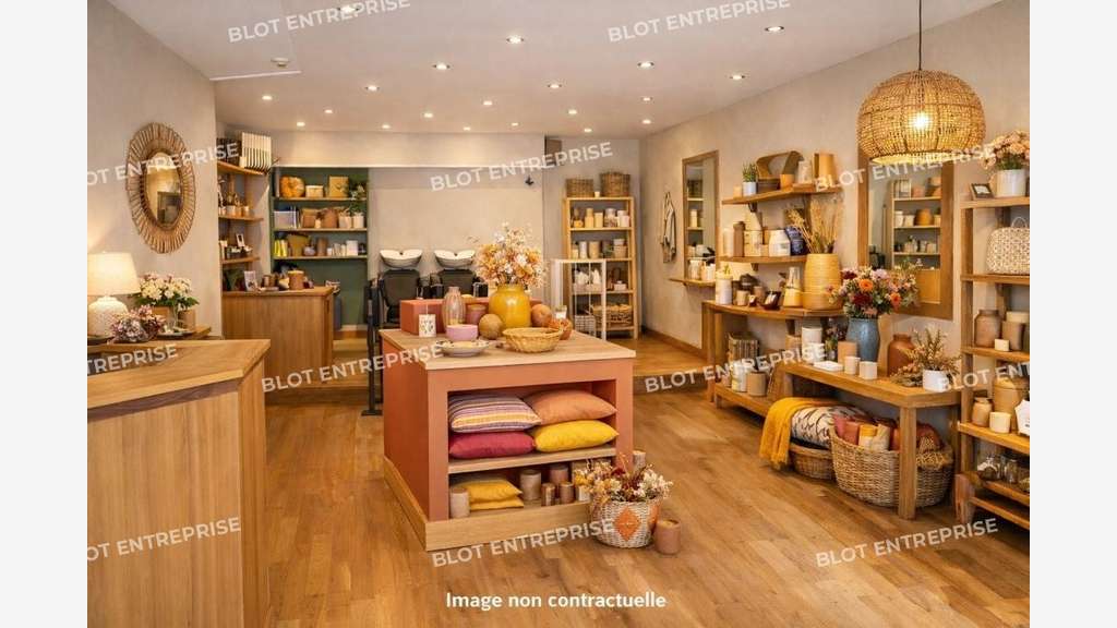 A louer cellule 60m² avec sous-sol à Dinan centre