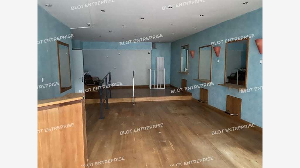 A louer cellule 60m² avec sous-sol à Dinan centre