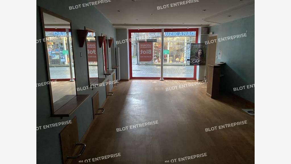 A louer cellule 60m² avec sous-sol à Dinan centre