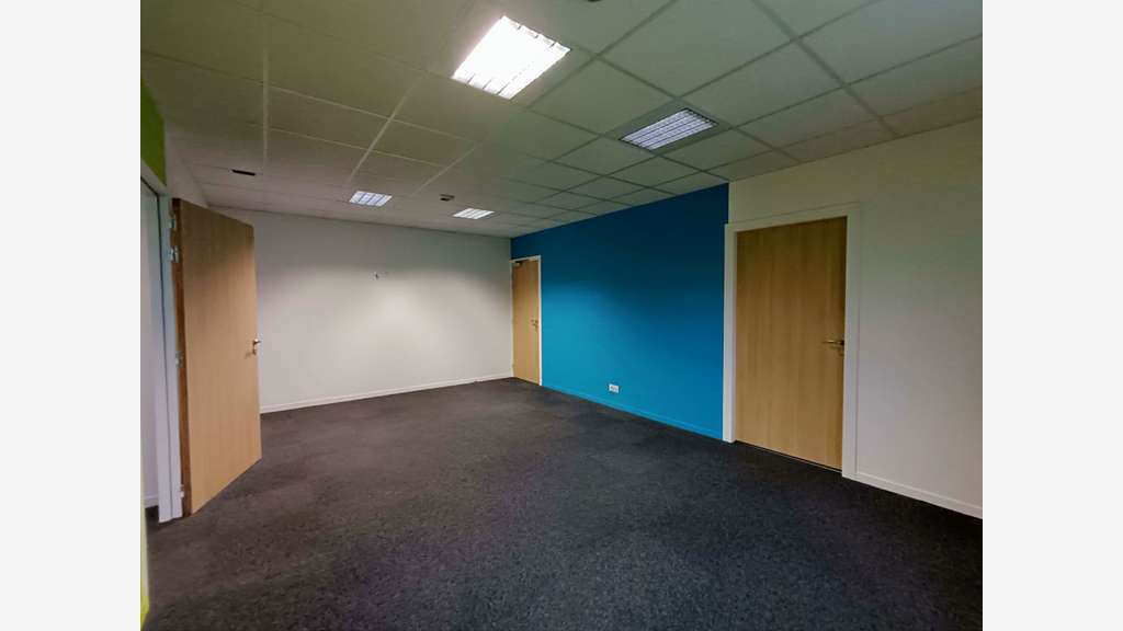 A louer bureaux récents 150m² RT2012 ZA Dinan
