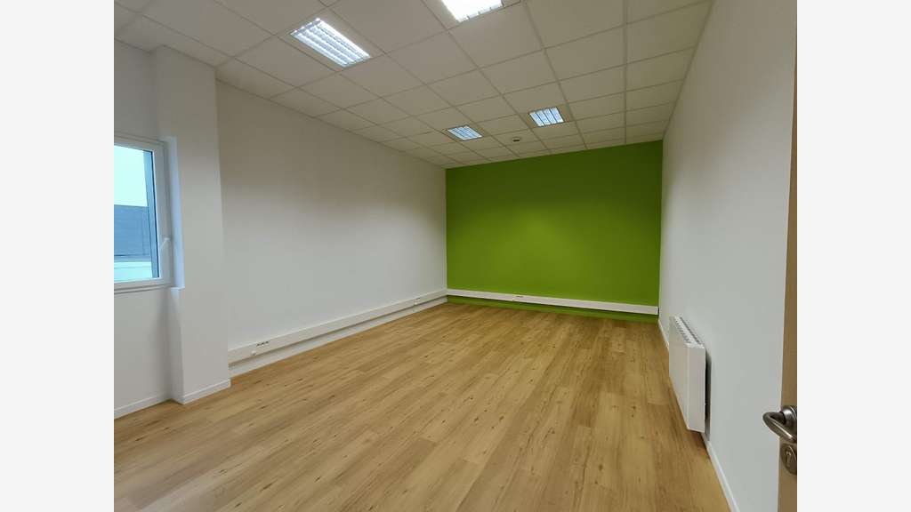 A louer bureaux récents 150m² RT2012 ZA Dinan