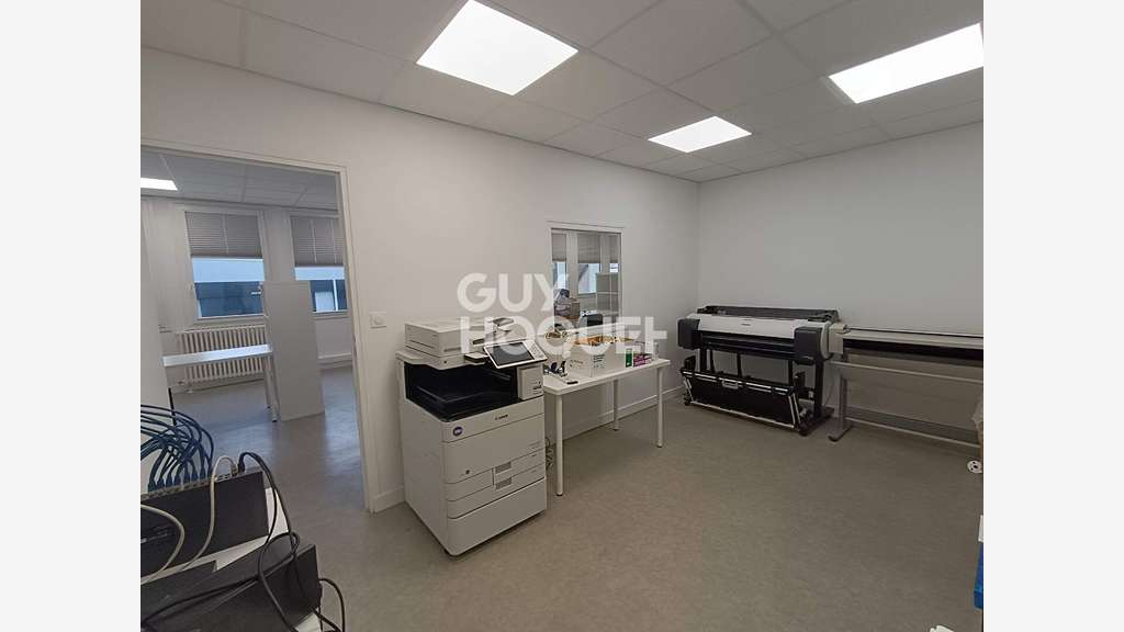 A louer bureaux rénovés 180m²+10 parkings à Dinan 