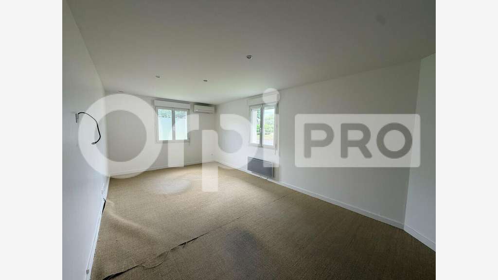 Bureau de 226m² à louer à Domérat