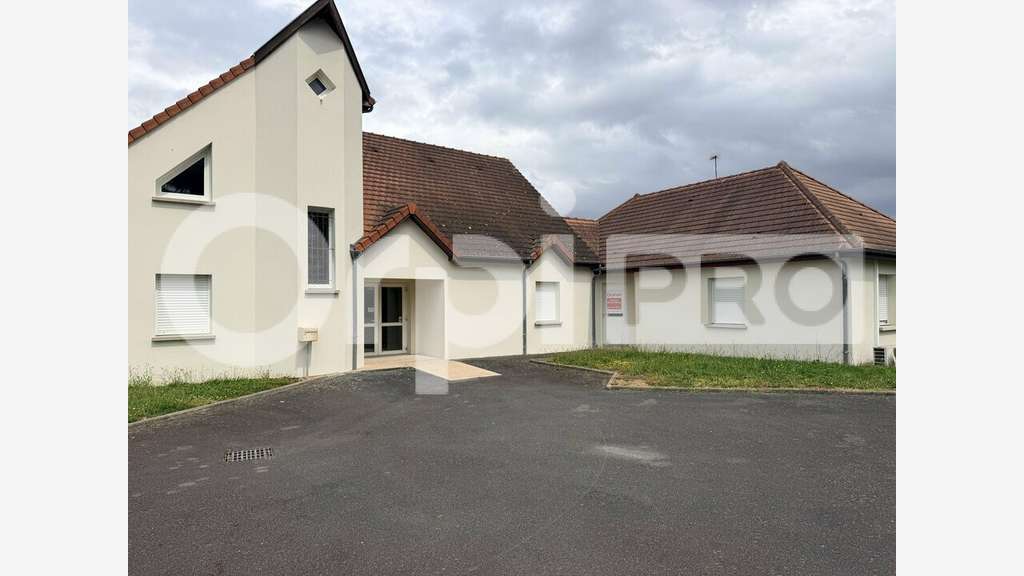 Bureau de 226m² à louer à Domérat