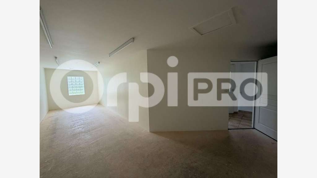Bureau de 226m² à louer à Domérat