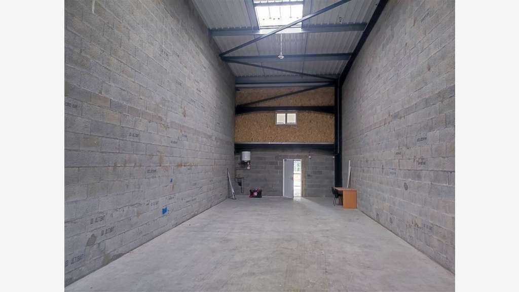 A louer cellule d'activité de 184m² à Donges