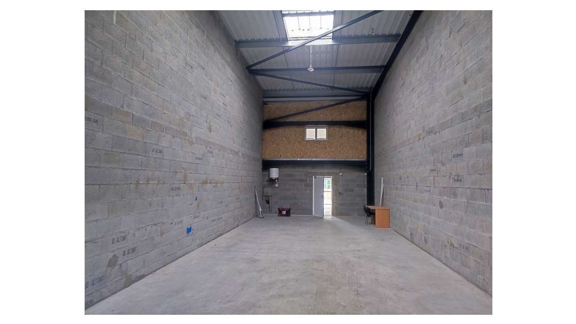 A louer cellule d'activité de 184m² à Donges