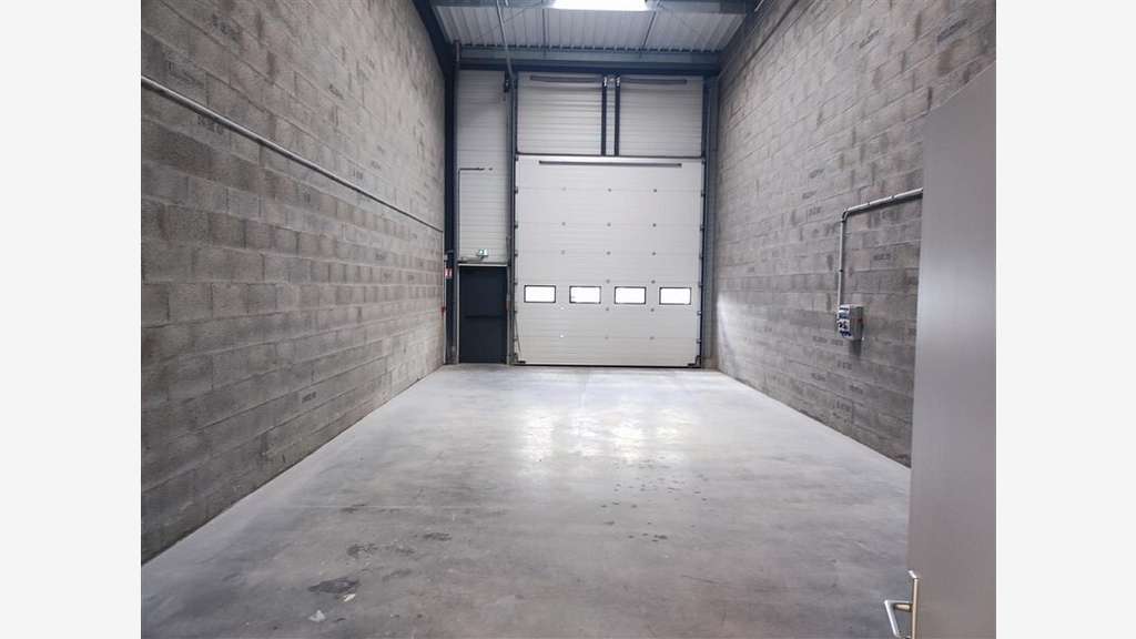 A louer cellule d'activité de 184m² à Donges