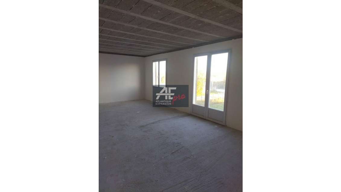 A louer bureau 40m² lumineux avec parking à Donges